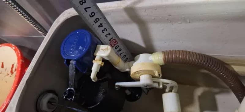 Trước khi sửa: Thay bộ xả bồn cầu TOTO bị rò rỉ tại Quận 7 tại Quận 7