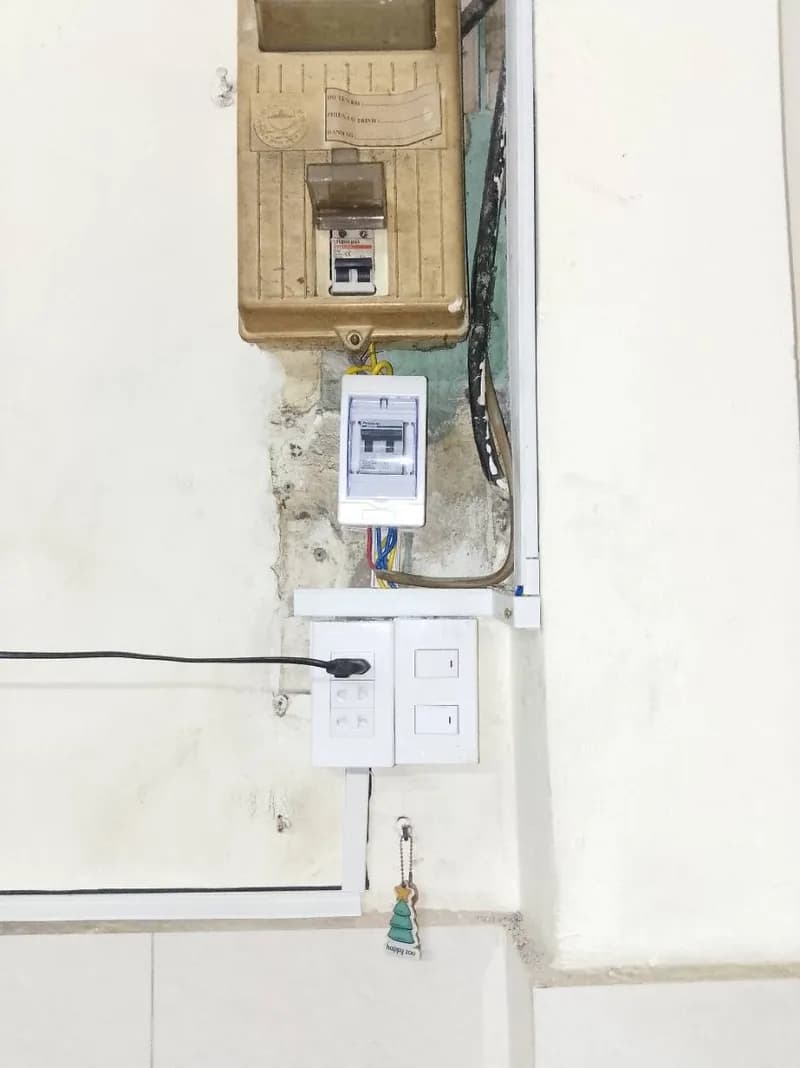 Sau khi hoàn thành sửa công tơ điện, cầu dao điện, ổ cắm điện, công tắc đèn LS tại Phường 9, Quận 10 — thợ Trương Công Việt Trân
