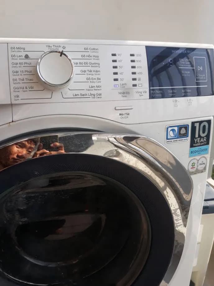 Sau khi hoàn thành sửa máy giặt lồng ngang Electrolux tại phường Phú Thuận, Quận 7 — thợ CHÍ TÂM