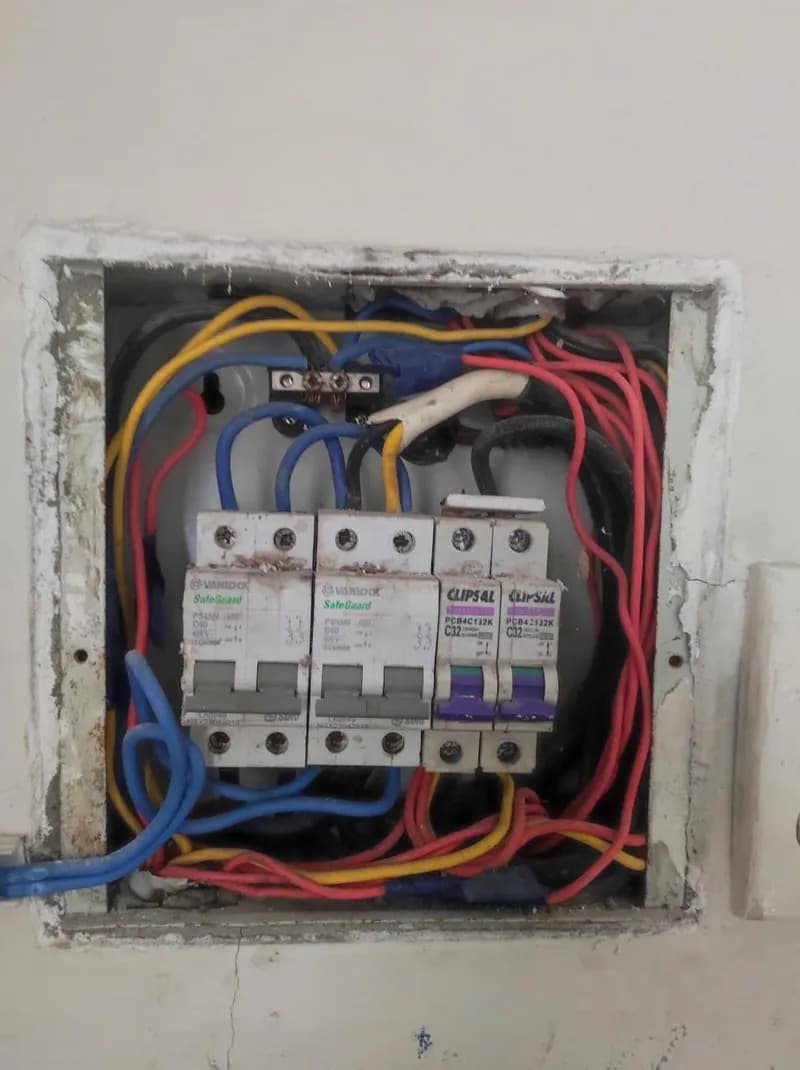 Trước sửa: Thay thế CB điện bị cháy tại Phường 26, Quận Bình Thạnh tại Phường 26, Bình Thạnh — thợ An Bui Van