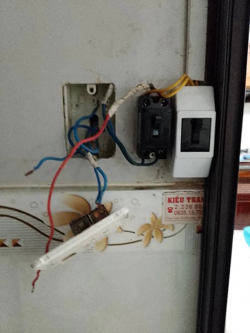 Trước sửa ổ cắm điện, công tắc điện, aptomat SANSING, Simon tại Phường 8, Quận 4 — thợ Trần Quốc Đông