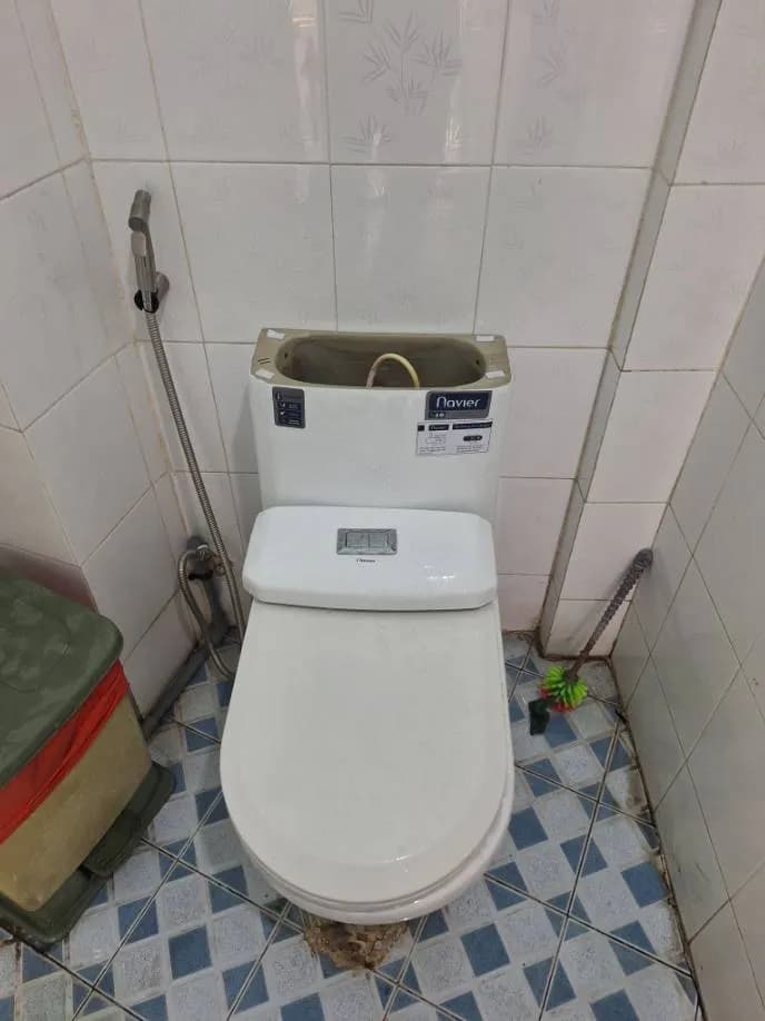 Trước khi sửa: Thay phao cơ bồn cầu Navier tại Quận 1 giá rẻ tại Quận 1