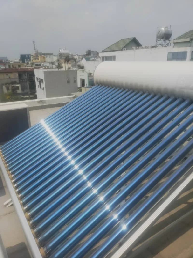 Sau khi hoàn thành sửa máy nước nóng năng lượng mặt trời tại Phường 7, Bình Thạnh — thợ Nguyễn Hoàng Khánh