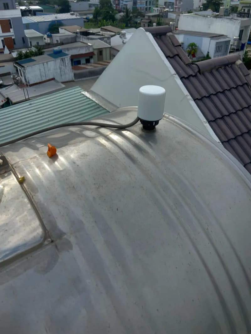 Sau khi hoàn thành sửa cảm biến mực nước tại Bình Tân — thợ Trần Lào