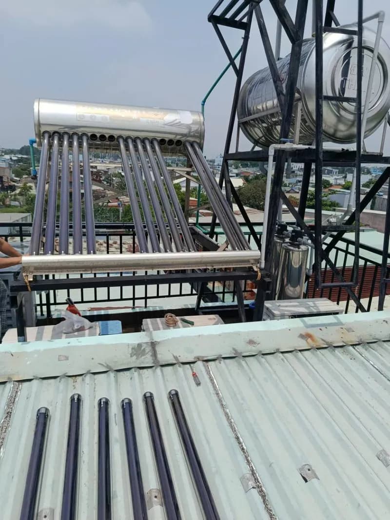 Trước sửa bình nóng lạnh năng lượng mặt trời SONHA tại Bình Chánh — thợ Bùi Văn Bảo