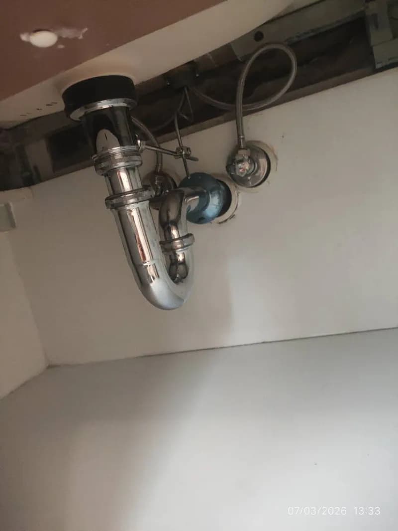 Trước khi sửa: Lavabo bị kẹt nút nhấn xả nước tại Quận 1