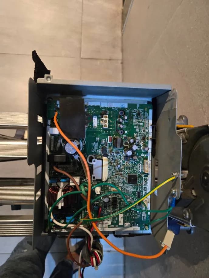 Sau khi hoàn thành sửa bảng mạch điều khiển máy lạnh Daikin tại Thủ Đức — thợ Lê Hữu Lộc