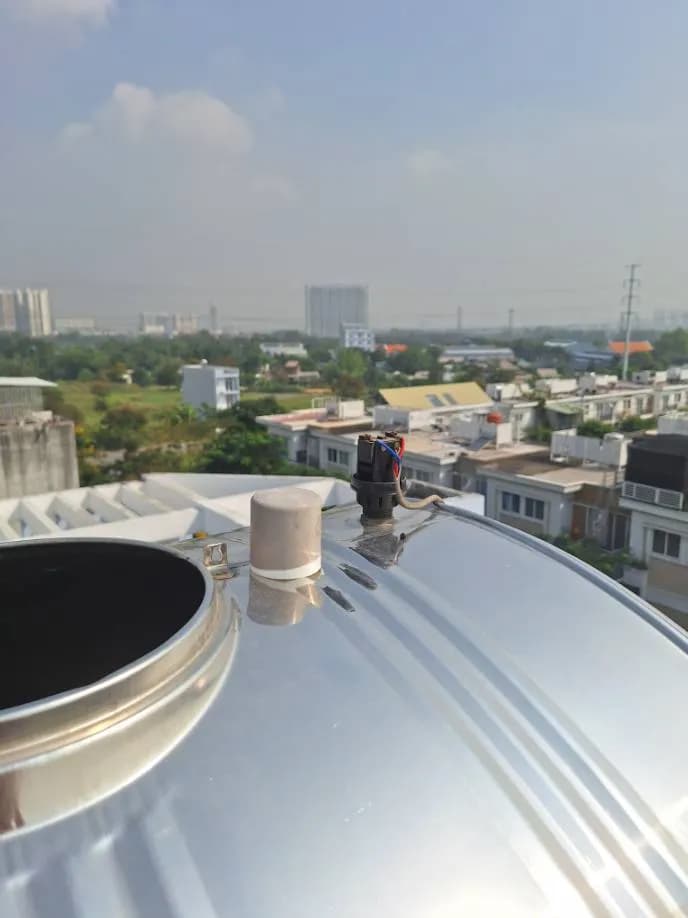 Trước khi sửa: Phao điện bồn nước inox trên sân thượng bị chập chờn, lúc đóng lúc không tại TPHCM
