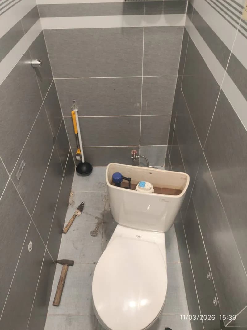Trước sửa bồn cầu TOTO tại Quận 1 — thợ Nguyễn Hoàng Khánh