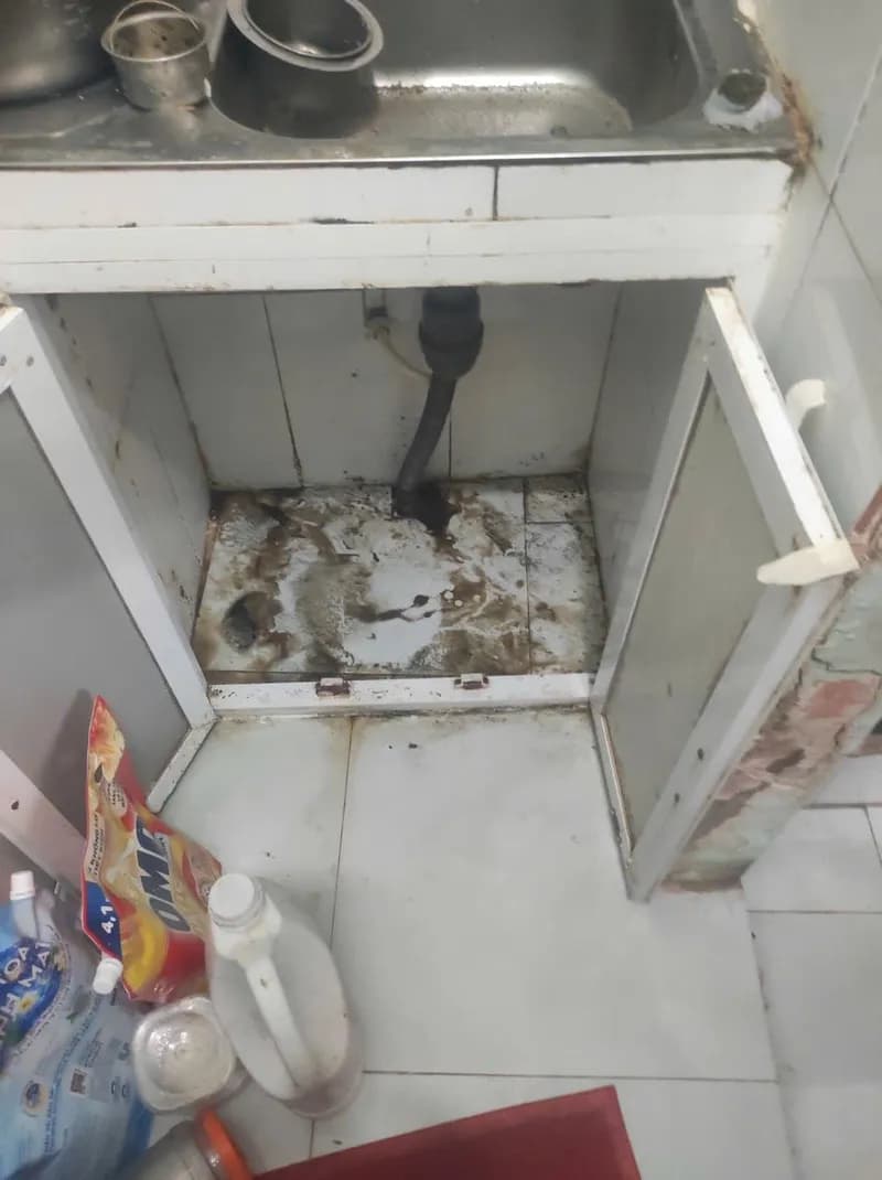Trước khi sửa: Thay ống xả chậu rửa bát và lát sàn nhựa tủ bếp TPHCM tại TPHCM