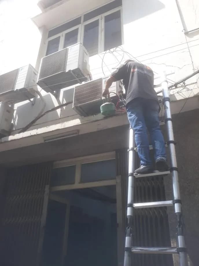 Trước sửa máy lạnh cục nóng Daikin tại Quận 4 — thợ Đặng Anh Huy