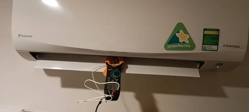 Kết quả Dàn lạnh treo tường cũ tháo ra thấy đóng bụi quá trời, chắc cũng lâu lắm rồi chưa vệ sinh tại Thủ Đức — thợ Hoàng Tùng