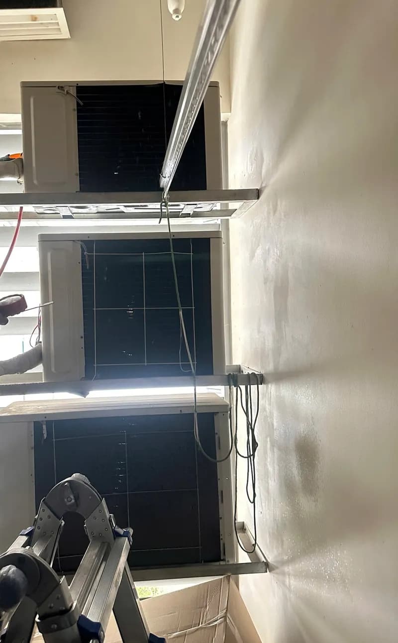 Trước khi sửa: Dàn lạnh treo tường cũ tháo ra thấy đóng bụi quá trời, chắc cũng lâu lắm rồi chưa vệ sinh tại Thủ Đức