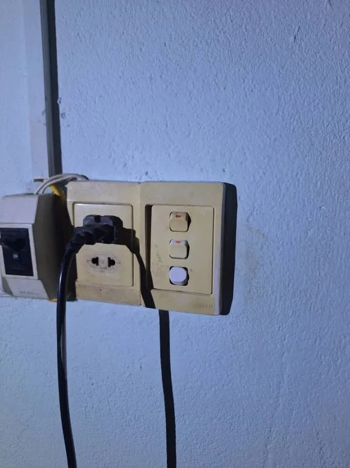 Trước sửa ổ cắm điện, công tắc đèn, cầu dao Clipsal tại phường tân hưng quận 7 tphcn, Quận 7 — thợ Trần Quốc Đông
