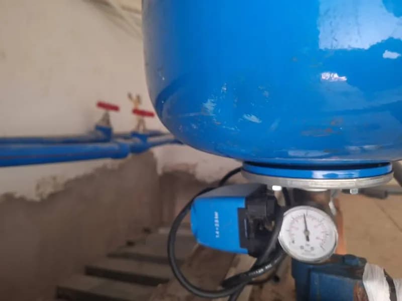 Trước sửa máy bơm tăng áp với bình tích áp SUPER PUMP tại Quận 7 — thợ Trần Quốc Đông