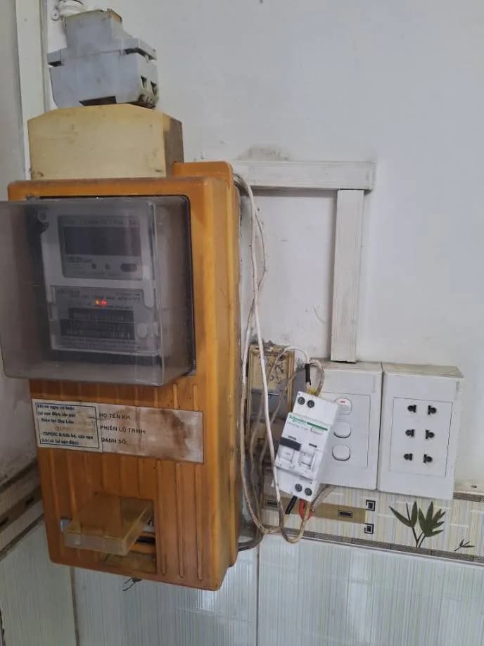 Trước khi sửa: Thay thế CB Schneider bị nhảy liên tục tại Phường 5, Quận 8 tại phường 5, Quận 8