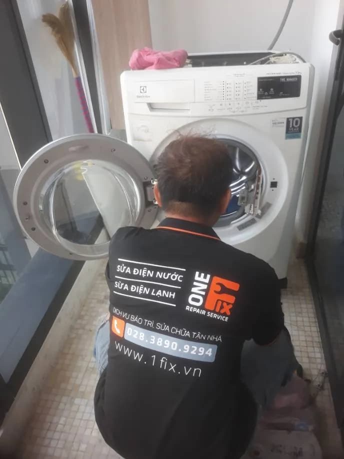 Trước khi sửa: Thay khóa cửa máy giặt Electrolux chính hãng tại Quận 1 tại Quận 1