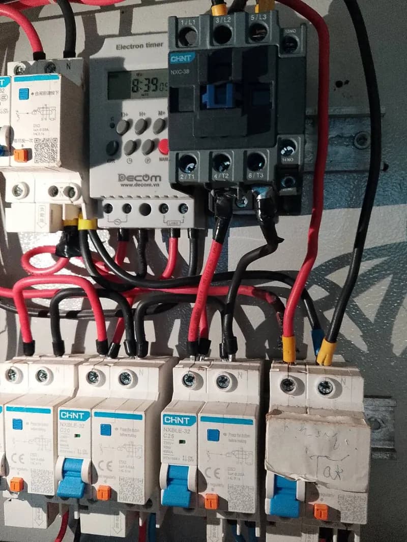 Trước sửa tủ điện điều khiển, cầu dao tự động, timer điện tử, khởi động từ CHNT, Decom tại TPHCM — thợ Đặng Văn Thịnh