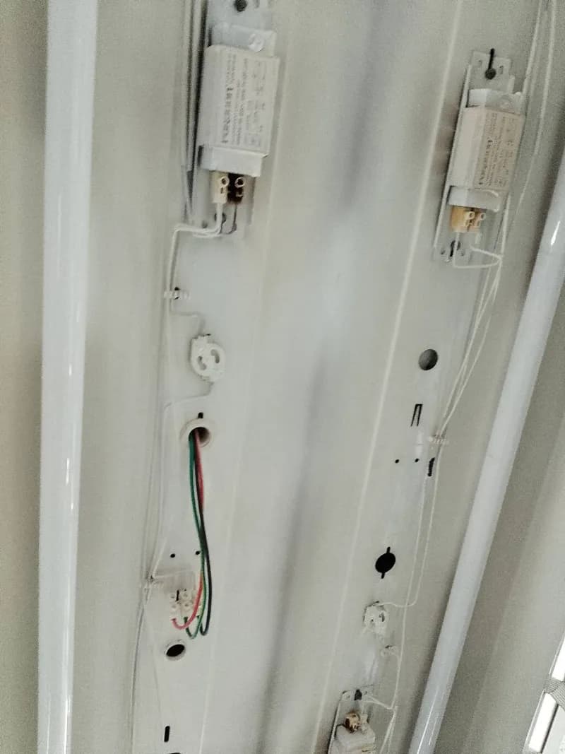 Trước sửa đèn máng âm trần tại Quận 1 — thợ ĐỖ NHIỀU