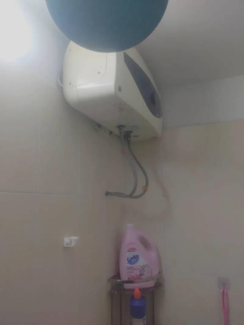 Trước sửa bình nóng lạnh treo tường Ariston tại phường 6, Gò Vấp — thợ TUẤN LÊ