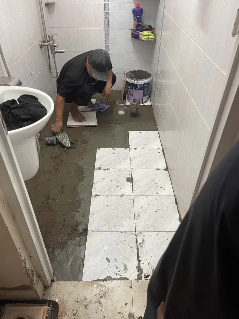 Trước khi sửa: Chống thấm sàn vệ sinh, lát gạch và lắp thiết bị tại TPHCM