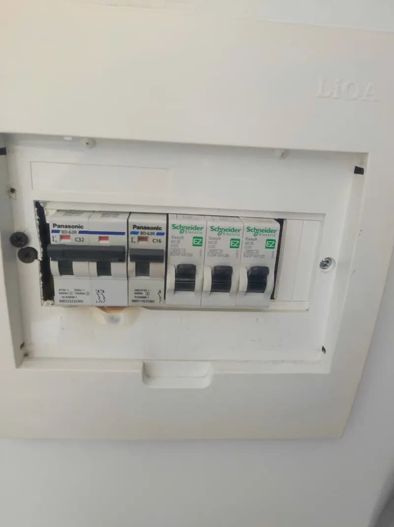 Sau khi hoàn thành sửa hộp cầu dao điện Schneider Electric tại Thủ Đức — thợ Bùi Văn An