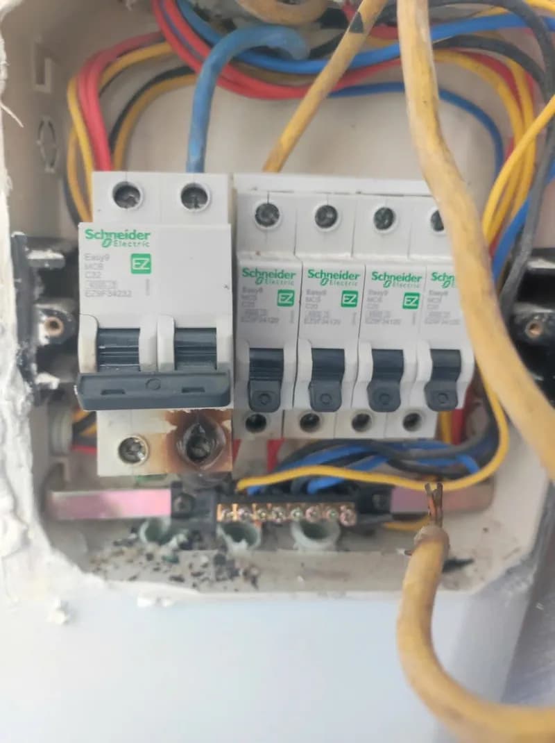 Trước sửa hộp cầu dao điện Schneider Electric tại Thủ Đức — thợ Bùi Văn An