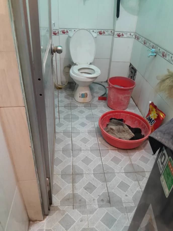 Trước sửa bồn cầu tại TPHCM — thợ Bùi Văn Bảo