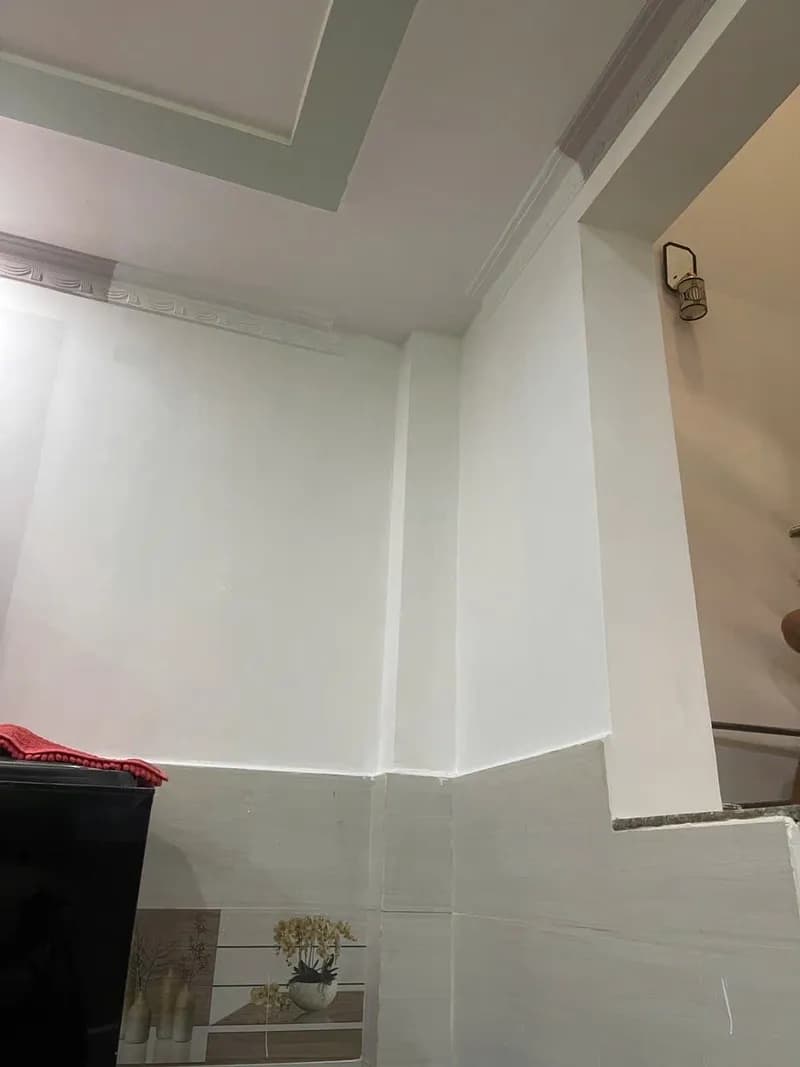 Trước sửa: Trám vết nứt tường, sơn lại bề mặt thạch cao tại TPHCM tại Bình Chánh — thợ Bùi Văn An