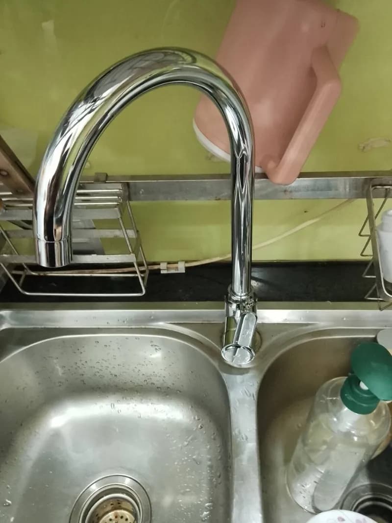 Sau khi hoàn thành sửa vòi nước bồn rửa bát tại Phường 10, Tân Bình — thợ Trương Công Việt Trân