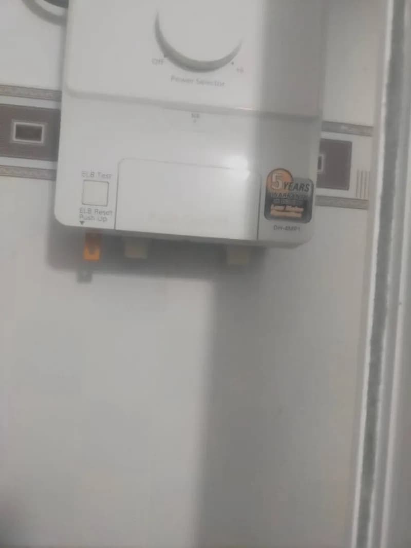 Trước khi sửa: Thay dây sen inox 304 máy nước nóng tại Gò Vấp tại Gò Vấp