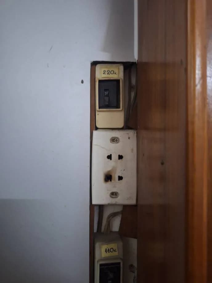 Trước sửa ổ cắm điện tại TPHCM — thợ ĐÔNG TRẦN