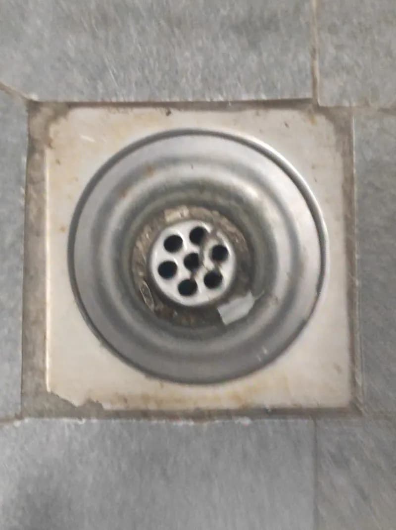 Trước khi sửa: Thông tắc cống thoát sàn nhà vệ sinh tại TPHCM bằng máy lò xo tại TPHCM