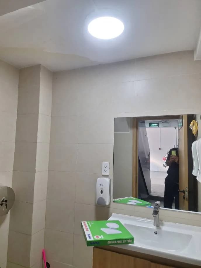 Sau khi hoàn thành sửa trần nhà, đèn LED ốp trần MPE tại TPHCM — thợ ĐÔNG TRẦN