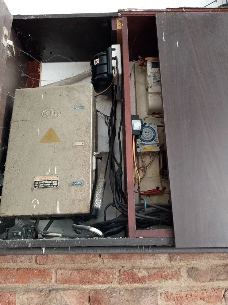 Trước khi sửa: Vệ sinh cầu dao 3 pha và siết chặt đầu nối điện TPHCM tại TPHCM