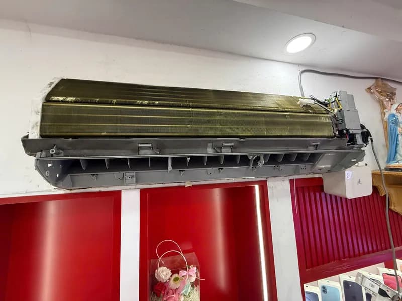 Trước sửa máy lạnh treo tường Comfee tại TPHCM — thợ TÚ ĐỖ
