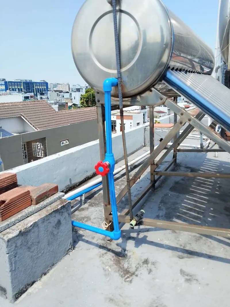Sau khi hoàn thành sửa máy nước nóng năng lượng mặt trời tại Quận 7 — thợ Trần Lào