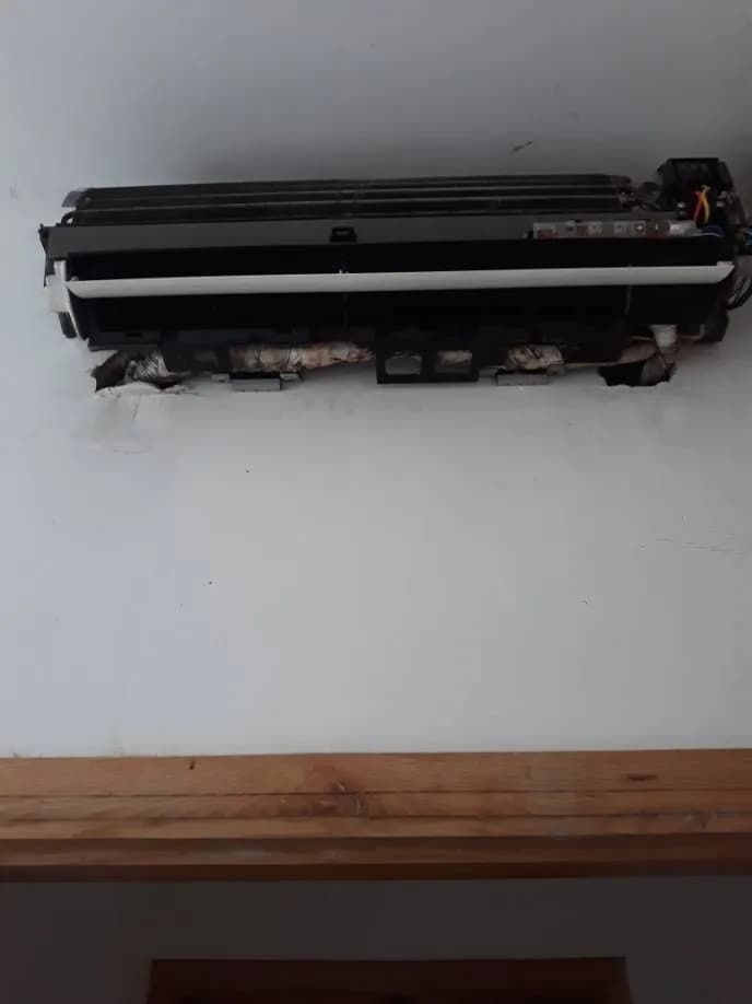 Trước sửa máy lạnh treo tường Toshiba tại P.HCM, Nhà Bè — thợ Phạm Ngọc Duy