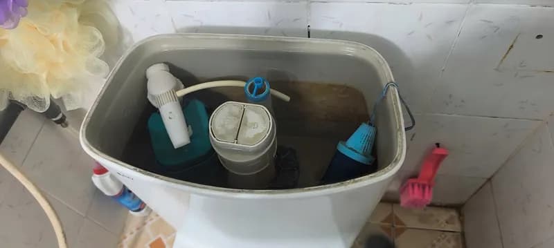 Trước sửa két nước bồn cầu UNAX tại TPHCM — thợ An Bui Van