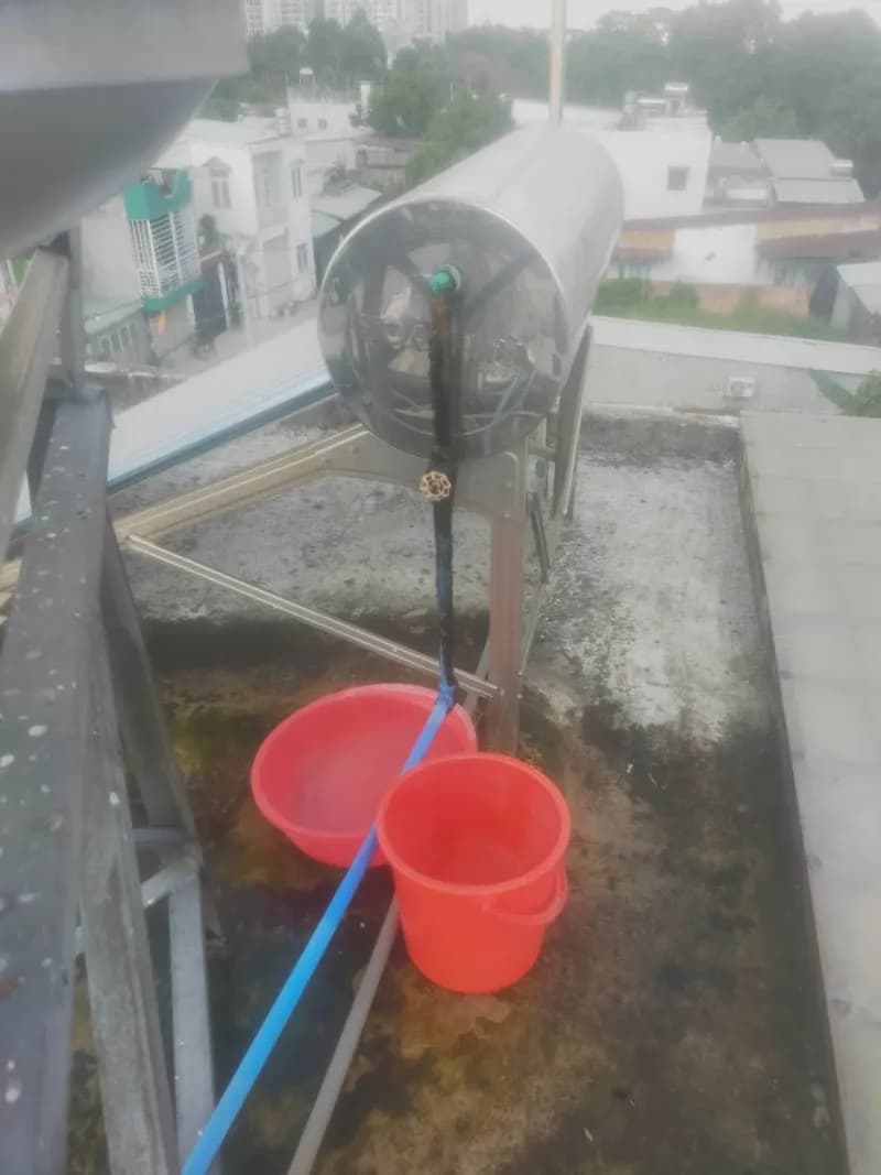 Trước sửa bình nước nóng năng lượng mặt trời TOAN MY tại TPHCM — thợ TUẤN LÊ