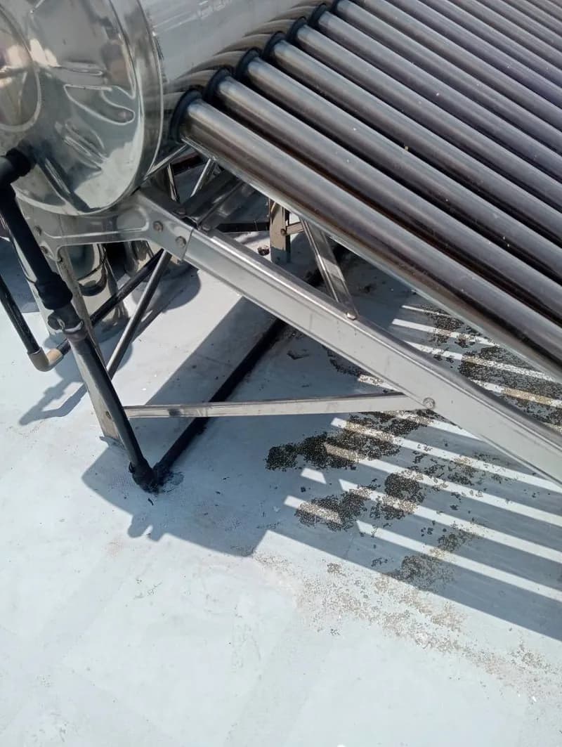 Sau khi hoàn thành sửa máy nước nóng năng lượng mặt trời tại Tân Phú — thợ Võ Hồng Hải