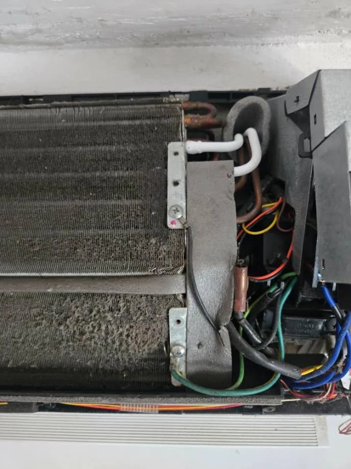 Trước khi sửa: Vệ sinh, thông ống thoát nước và nạp gas máy lạnh Bình Thạnh tại Bình Thạnh