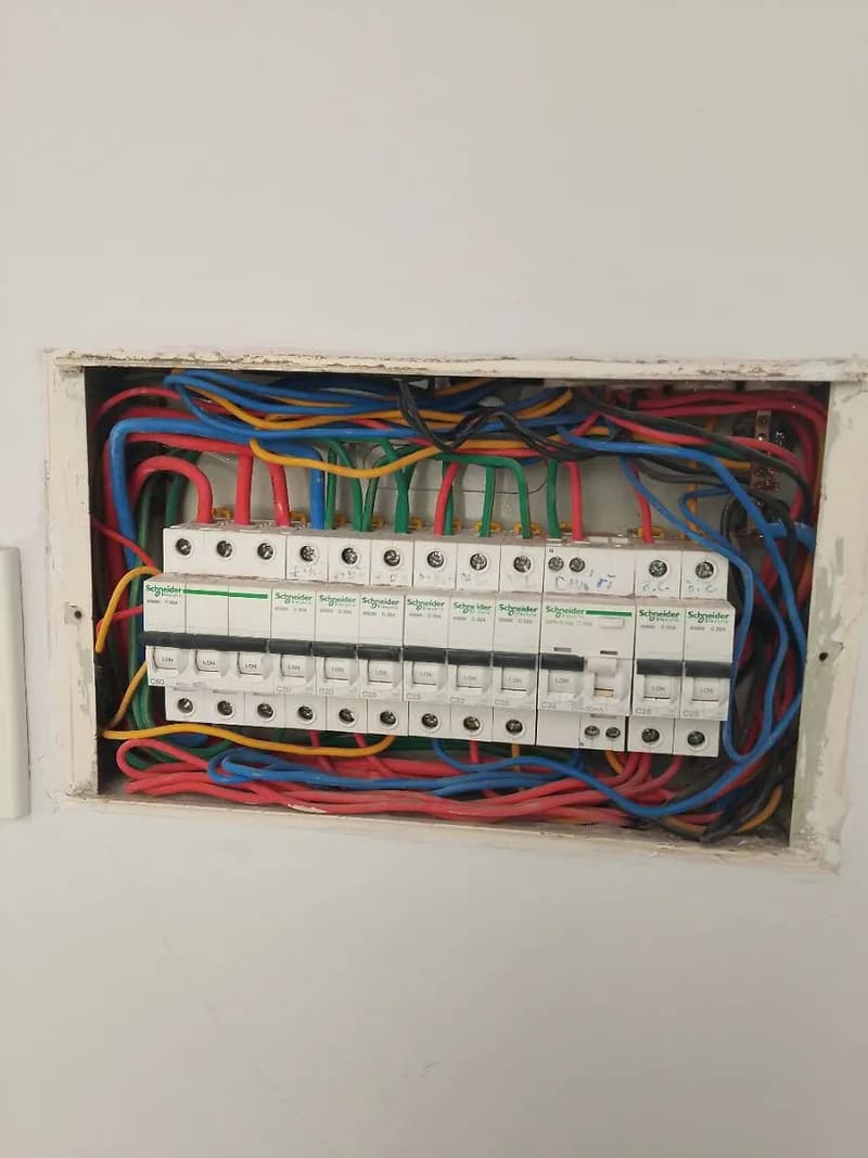 Trước sửa Hộp cầu dao điện âm tường Schneider Electric tại TPHCM — thợ ĐỖ NHIỀU