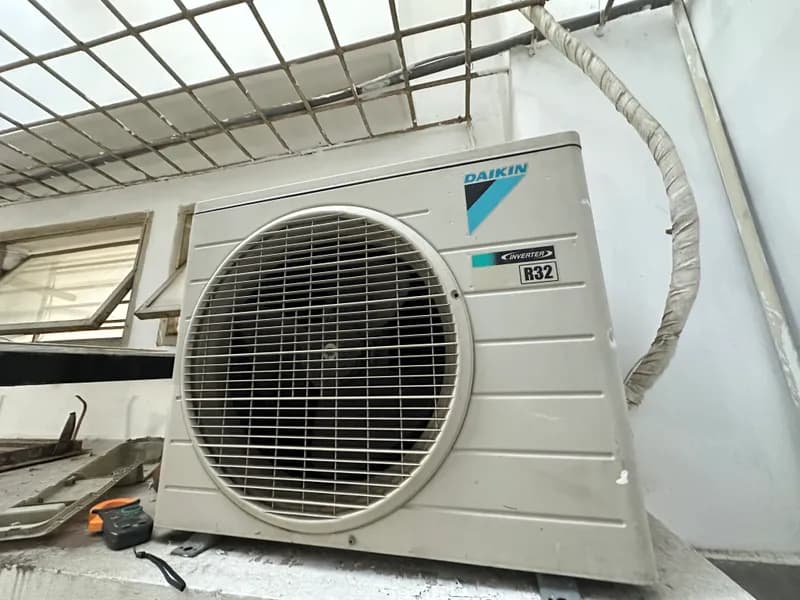 Trước khi sửa: Hàn xì tán dàn nóng, nạp gas R32 máy lạnh Daikin TPHCM tại TPHCM