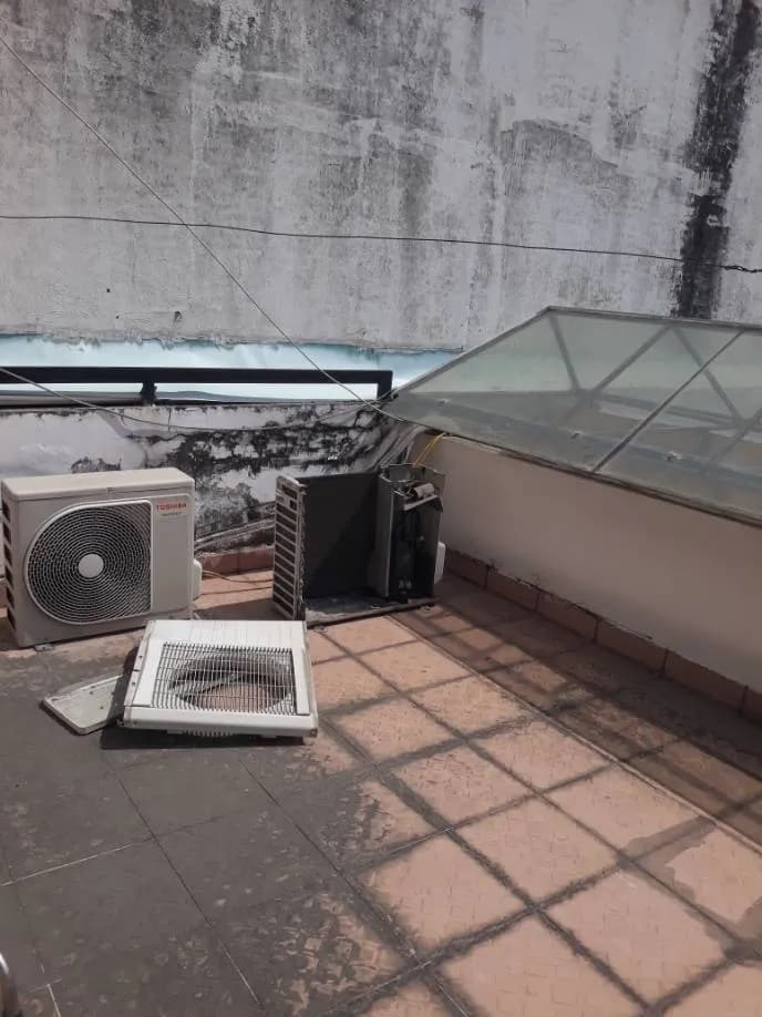 Trước khi sửa: Vệ sinh dàn nóng, siết ốc máy lạnh và thay đèn tại TPHCM tại TPHCM