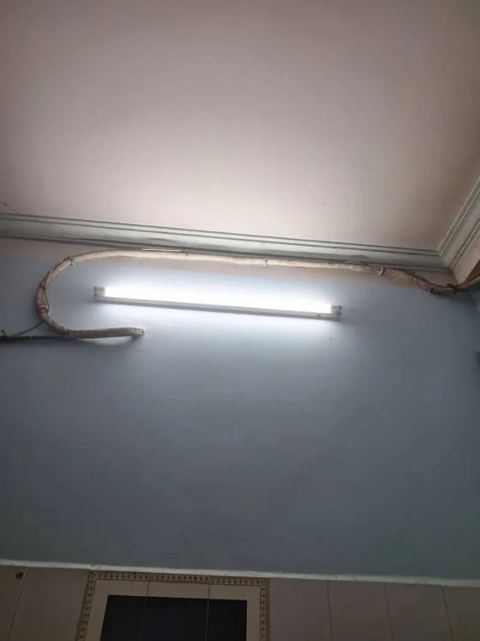 Trước sửa máng đèn huỳnh quang, ống bảo ôn máy lạnh, hệ thống dây điện tại TPHCM — thợ ĐÔNG TRẦN