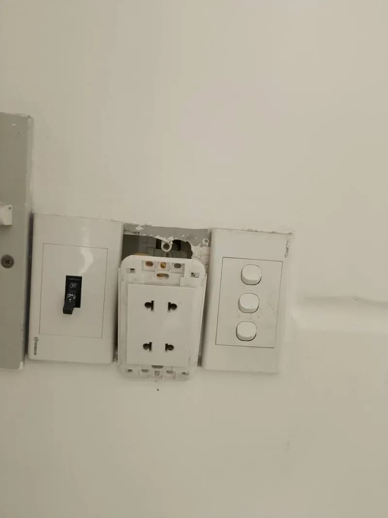 Trước khi sửa: Thay thế ổ cắm điện âm tường bị vỡ tại TPHCM tại TPHCM