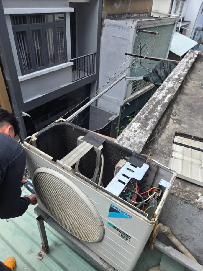 Trước sửa cục nóng máy lạnh DAIKIN tại TPHCM — thợ LỘC LÊ