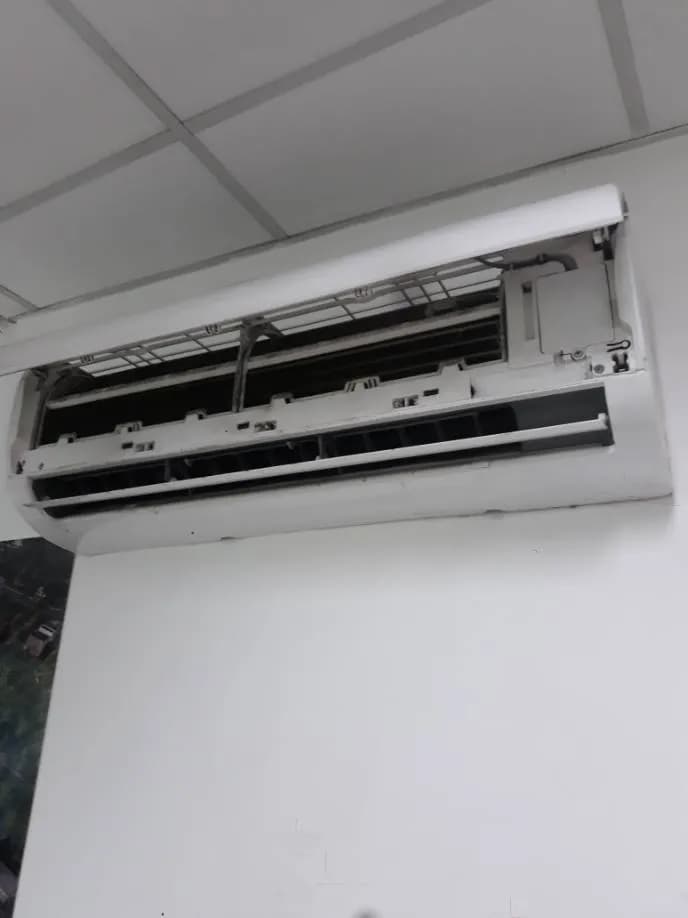 Trước sửa máy lạnh treo tường Haier tại TPHCM — thợ CHÍ TÂM