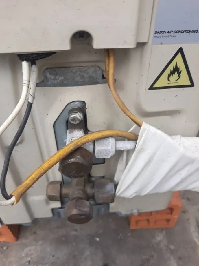 Nạp gas và gia công lại đầu tán máy lạnh Daikin Bình Thạnh tại Bình Thạnh